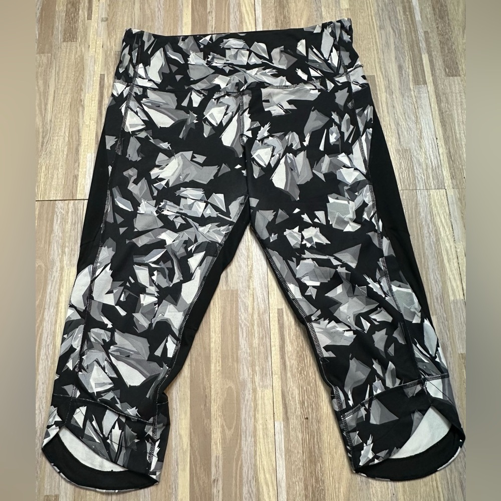 Champion Black & Gray Abstract Capri Leggings
